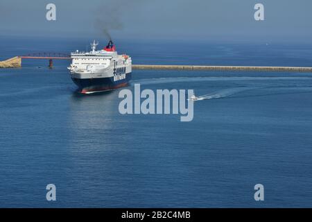 Eine kleine Kreuzfahrtschifffahrt, die im Frühjahr in den Grand Harbour in Malta einlief Stockfoto