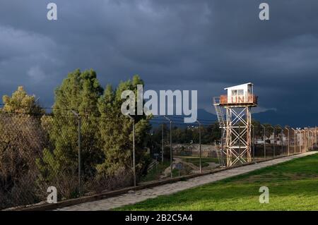 Februar 2020 - Nikosia, Zypern: Wachturm der UNO in der sogenannten "Grünen Linie", der Pufferzone zwischen dem Süden und dem Norden Zyperns. Stockfoto