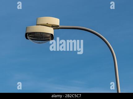 Ältere Straßenleuchte gegen blauen Himmel, Tech Stockfoto