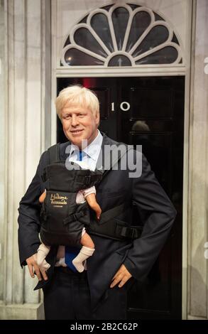 Das Wachsfigurenkabinett von Premierminister Boris Johnson bei Madame Tussauds in London, das eine Babytrage trägt, nachdem er kürzlich angekündigt hatte, mit Partnerin Carrie Symonds ein Baby zu erwarten. Stockfoto