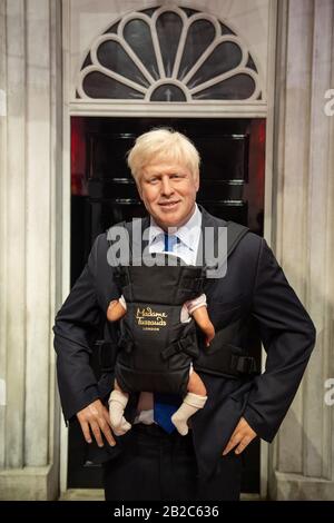 Das Wachsfigurenkabinett von Premierminister Boris Johnson bei Madame Tussauds in London, das eine Babytrage trägt, nachdem er kürzlich angekündigt hatte, mit Partnerin Carrie Symonds ein Baby zu erwarten. Stockfoto