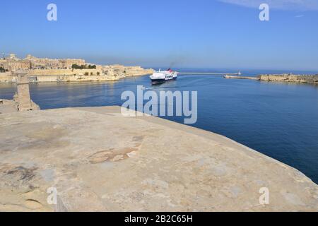 Eine kleine Kreuzfahrtschifffahrt, die im Frühjahr in den Grand Harbour in Malta einlief Stockfoto