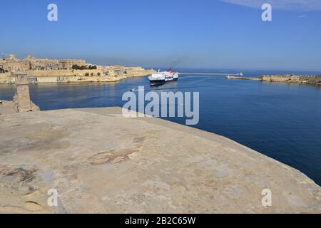 Eine kleine Kreuzfahrtschifffahrt, die im Frühjahr in den Grand Harbour in Malta einlief Stockfoto