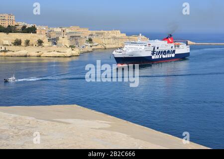 Eine kleine Kreuzfahrtschifffahrt, die im Frühjahr in den Grand Harbour in Malta einlief Stockfoto