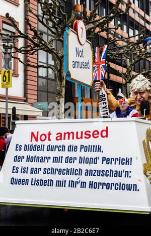 Die Vorderseite des "Nicht Amüsanten" schwebt im Gespräch mit Königin Elizabeth und ihrem Jester bei der Rose Montagsparade in Mainz. Stockfoto