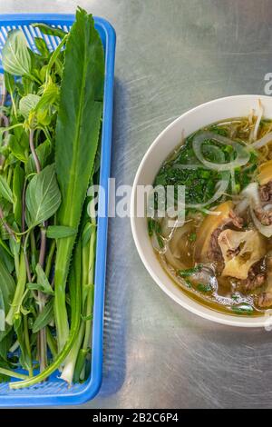 Vertikales Foto der vietnamesischen Küche - Pho Beef Nudel Stockfoto