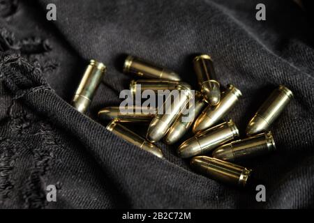 Metallmantel 9 mm ruger Kugel auf Stoff Textur Armobjekt Stockfoto