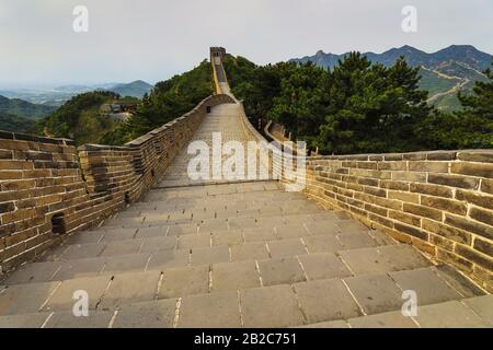 Blick auf die Berge von der Chinesischen Mauer. Stockfoto