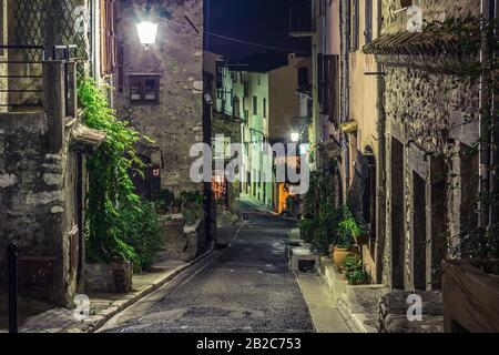 Eze, FRANKREICH - 29. OKTOBER 2014: Enge Straße in der Altstadt in Frankreich nachts Stockfoto