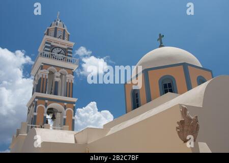 Santorini, Griechenland, Aegan Sea. Traditionelle und berühmte weiße Häuser und Kirchen mit Meerblick Stockfoto