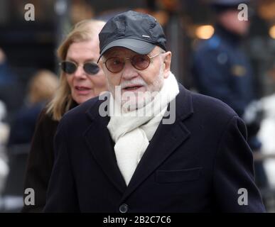 München, Deutschland. März 2020. Günter Rohrbach, Produzent, kommt zur Trauerfeier für Regisseur und Kameramann Joseph Vilsmaier. Vilsmaier war am 11. Februar im Alter von 81 Jahren gestorben. Credit: Tobias Hase / dpa / Alamy Live News Stockfoto
