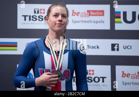 Berlin, Deutschland. März 2020. Radsport/Bahn: Weltmeisterschaft, Punktefahren, Frauen, Siegerehrung: Jennifer Valente aus den USA, Gewinnerin der Silbermedaille, steht auf dem Podium. Credit: Sebastian Gollnow / dpa / Alamy Live News Stockfoto