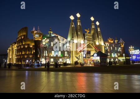 Dubai, VAE - 4. DEZEMBER 2017: Allgemeiner Blick auf den zentralen Bereich nachts im Parkunterhaltungszentrum Global Village Stockfoto