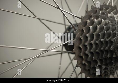 Schließen Sie Fahrradteile auf grauem Hintergrund. Stockfoto