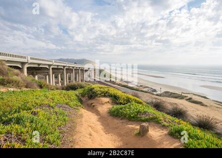 North Torrey Pines Road Bridge über Torrey Pines State Beach. La Jolla, CA, USA. Stockfoto