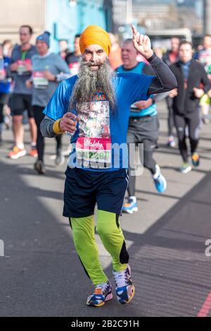 Indischer männlicher Läufer. Gurmail Singh Khalsa 18228 Rennen in der Vitality Big Half Marathon Crossing Tower Bridge, London, Großbritannien, mit Turban Stockfoto
