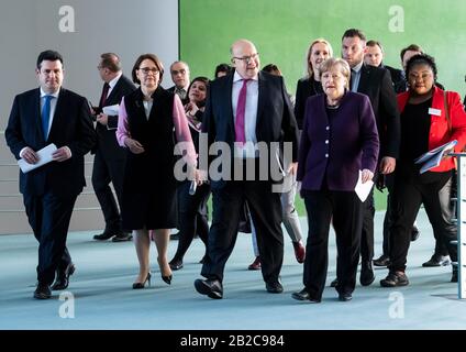 Berlin, Deutschland. März 2020. Bundeskanzlerin Angela Merkel (CDU, 2. Von rechts) tritt Hubertus Heil (SPD, l-r), Bundesarbeitsministerin Annette Widmann-Mauz (CDU), Staatsminister für Integration, Peter Altmaier (CDU), Bundesministerin für Wirtschaft und Energie, Dragana Nikolic, Zentralrat der Serben in Deutschland, bei. Und Sylvie Nantcha, Bundesvorsitzende Des Afrikanischen Netzwerks Deutschlands, für eine Pressekonferenz nach dem 11. Integrationsgipfel im Bundeskanzleramt. Credit: Bernd von Jutrczenka / dpa / Alamy Live News Stockfoto