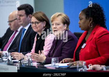 Berlin, Deutschland. März 2020. Kanzlerin Angela Merkel (CDU, 2. Von rechts) zusammen mit Peter Altmaier (CDU, l-r), Bundesminister für Wirtschaft und Energie, Hubertus Heil (SPD), Bundesministerin für Arbeit und Soziales, Annette Widmann-Mauz (CDU), Staatsministerin für Integration, Und Sylvie Nantcha, Bundesvorsitzende Des Afrikanischen Netzwerks Deutschland, auf einer Pressekonferenz nach dem 11. Integrationsgipfel im Bundeskanzleramt. Credit: Bernd von Jutrczenka / dpa / Alamy Live News Stockfoto