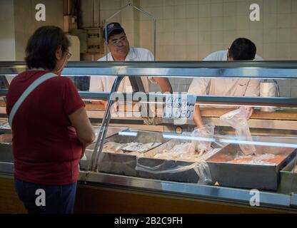 MENDOZA, ARGENTINIEN, 19/12/2017. Seehecht, Fischverkauf, Mercado Central, Ciudad de Mendoza. Foto: Axel Lloret / www.allofotografia.com Stockfoto