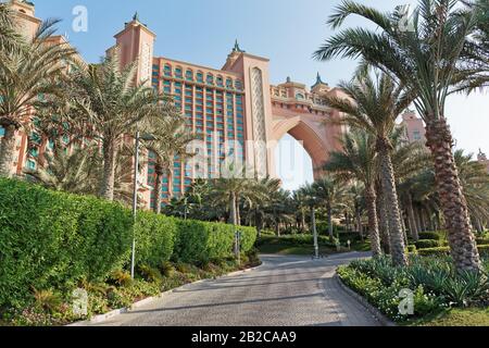 Dubai, VAE-3. NOVEMBER: Blick auf das Atlantis Hotel am 3. November 2013 in Dubai, VAE. Das Resort besteht aus zwei Türmen, die mit einer Brücke verbunden sind, mit insgesamt 15 Stockfoto