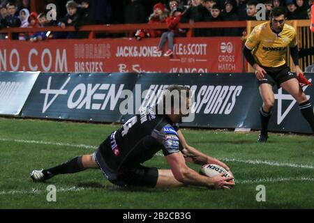 Februar 2020, Hull College Craven Park, Kingston upon Hull, England; Betfred Super League, Hull KR V Castleford Tigers: Michael Shenton (4) von Castleford Tigers erzielt den ersten Versuch für Castleford Stockfoto