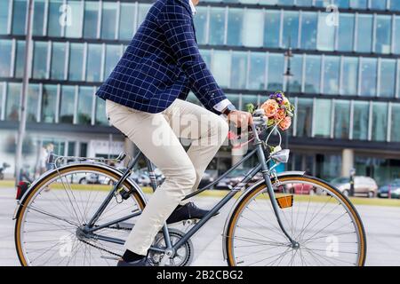 Porträt des jungen attraktiven Geschäftsfahrrads Stockfoto