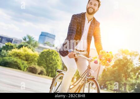 Porträt des jungen attraktiven Geschäftsfahrrads Stockfoto