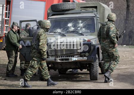 Orestiada, Griechenland. März 2020. Ein beschädigtes griechisches Militärfahrzeug ist nach Krawallen am geschlossenen Grenzübergang Kastanies im Nordosten Griechenlands zu sehen, bei denen sich Flüchtlinge und Migranten auf der Grenzlinie zwischen Griechenland und der Türkei von türkischer Seite in der Nähe des Flusses Evros versammelten, um am 2. März 2020 nach Griechenland zu übertreten. Griechenland hat am Sonntag beschlossen, das Maß der Abschreckung an seinen Grenzen auf das Maximum zu erhöhen, da das Land vor kurzem mit einem bevorstehenden verstärkten Zustrom von Flüchtlingen und Migranten konfrontiert wird. Credit: Dimitris Tosidis/Xinhua/Alamy Live News Stockfoto