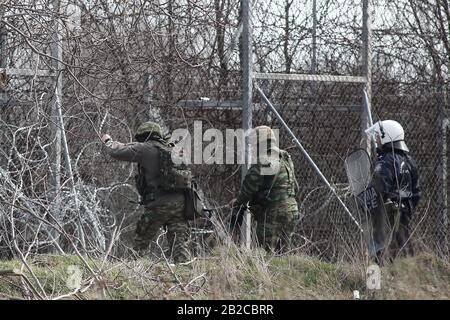 Orestiada, Griechenland. März 2020. Griechische Soldaten reparieren den Zaun nach Krawallen am geschlossenen Grenzübergang Kastanies im Nordosten Griechenlands, wo sich Flüchtlinge und Migranten auf der Grenzlinie zwischen Griechenland und der Türkei von türkischer Seite, nahe dem Fluss Evros, versammelten, um am 2. März 2020 nach Griechenland zu übertreten. Griechenland hat am Sonntag beschlossen, das Maß der Abschreckung an seinen Grenzen auf das Maximum zu erhöhen, da das Land vor kurzem mit einem bevorstehenden verstärkten Zustrom von Flüchtlingen und Migranten konfrontiert wird. Credit: Dimitris Tosidis/Xinhua/Alamy Live News Stockfoto