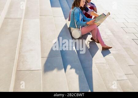 Porträt eines jungen attraktivec Ehepaares, das auf der Karte sitzt Stockfoto