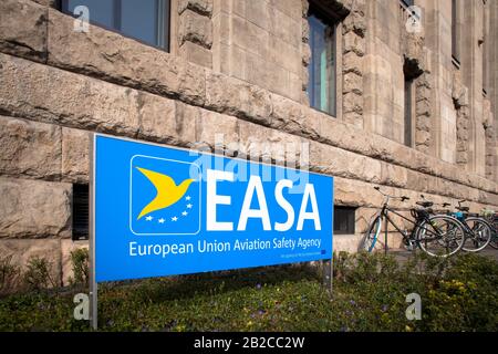 Hinweistafel der Hauptverwaltung der Europäischen Agentur für Flugsicherheit (EASA) vor dem Bürogebäude "neue Leitung" an der Straße Konrad-Adena Stockfoto