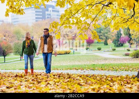 Reifes Paar genießt den Herbst beim Spaziergang im Park Stockfoto