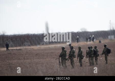 Orestiada, Griechenland. März 2020. Griechische Soldaten patrouillieren nahe dem Zaun am geschlossenen Grenzübergang Kastanies im Nordosten Griechenlands, wo sich Flüchtlinge und Migranten auf der Grenzlinie zwischen Griechenland und der Türkei von türkischer Seite in der Nähe des Flusses Evros versammelten, um am 2. März 2020 nach Griechenland zu übertreten. Griechenland hat am Sonntag beschlossen, das Maß der Abschreckung an seinen Grenzen auf das Maximum zu erhöhen, da das Land vor kurzem mit einem bevorstehenden verstärkten Zustrom von Flüchtlingen und Migranten konfrontiert wird. Credit: Dimitris Tosidis/Xinhua/Alamy Live News Stockfoto