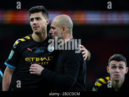 Birmingham, Großbritannien. März 2020. Man City Manager Josep 'PEP' Guardiola & Rodrigo von Man City während des Carabao-Cup-Endspiels zwischen Aston Villa und Manchester City im Wembley-Stadion, London, England am 1. März 2020. Foto von Andy Rowland. Kredit: Prime Media Images/Alamy Live News Stockfoto