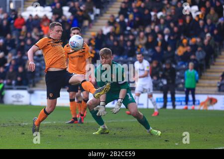 Februar 2020, KCOM Stadium, Hull, England; Sky Bet Championship, Hull City gegen Leeds United: Verwirrung in der Hull City Defense Stockfoto