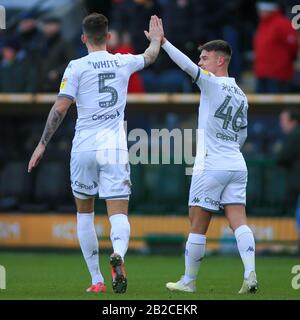 Februar 2020, KCOM Stadium, Hull, England; Sky Bet Championship, Hull City gegen Leeds United :, Ben White und Jamie Shackleton (46) von Leeds United feiern ihren Sieg Stockfoto