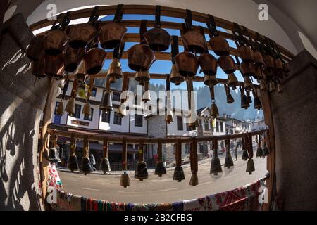 Shiroka Laka, Bulgarien - 01. März 2020: Authentische Rhodopen-Glocken auf dem alten Dorf Shiroka Laka, Bulgarien Stockfoto