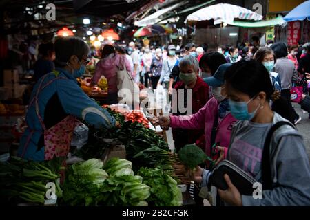 Macao, China. März 2020. Die Menschen kaufen Gemüse auf der Straße in Macao, Südchina, 2. März 2020. Credit: Cheong Kam Ka/Xinhua/Alamy Live News Stockfoto