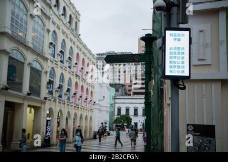 Macao, China. März 2020. Die Menschen besuchen den Largo Do Senado in Macao, Südchina, 2. März 2020. Credit: Cheong Kam Ka/Xinhua/Alamy Live News Stockfoto