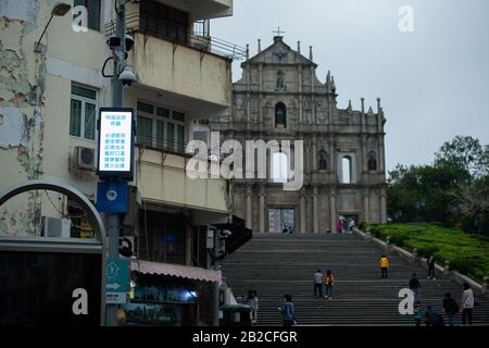 Macao, China. März 2020. Die Menschen besuchen die Ruinen des St. Paul's in Macao, Südchina, 2. März 2020. Credit: Cheong Kam Ka/Xinhua/Alamy Live News Stockfoto