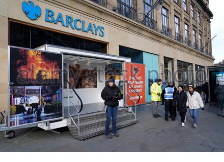 Edinburgh, Schottland, Großbritannien. März 2020. Barclays: Stoppt Die Finanzierung Des Klima-Notfalls. Greenpeace-Aktivisten außerhalb der Barclays Bank Filiale in der Princes Street. Durch Blockieren des Branch-Eingangs bleibt er den ganzen Tag geschlossen. Aushändigung von Flugblättern. Credit: Craig Brown/Alamy Live News Stockfoto