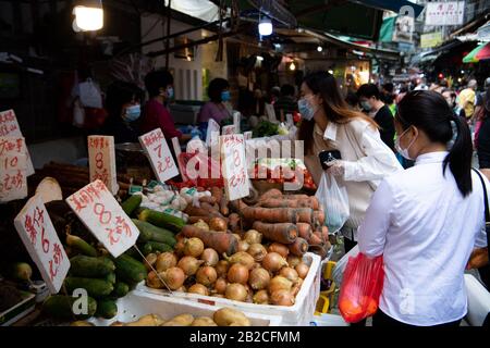 Macao, China. März 2020. Die Menschen kaufen Gemüse auf der Straße in Macao, Südchina, 2. März 2020. Credit: Cheong Kam Ka/Xinhua/Alamy Live News Stockfoto