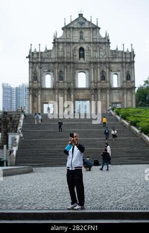 Macao, China. März 2020. Ein Mann nimmt selfie vor die Ruinen des St. Paul's in Macao, Südchina, 2. März 2020. Credit: Cheong Kam Ka/Xinhua/Alamy Live News Stockfoto