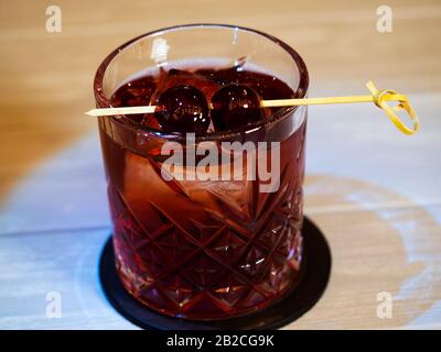 Old World Cocktail gemischt in einem Glas auf Bourbon, Scotchband oder Roggen-Whisky. Garniert mit Orangenscheibe und Cocktailkirsche. Stockfoto