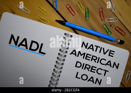 NADL - Native American Direct Loan schreiben auf ein Buch isoliert auf Holzhintergrund. Stockfoto