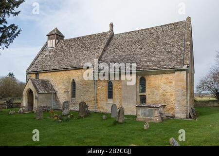 Hailes Parish Church in Hailes, in der Nähe von Winchcombe, Gloucestershire, UK ist eine winzige normannische Kirche, die 1175 aus Cotswold Stone erbaut wurde Stockfoto