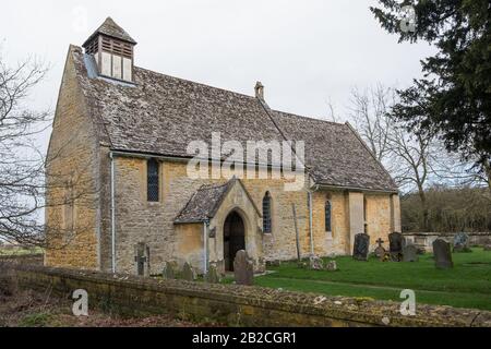 Hailes Parish Church in Hailes, in der Nähe von Winchcombe, Gloucestershire, UK ist eine winzige normannische Kirche, die 1175 aus Cotswold Stone erbaut wurde Stockfoto