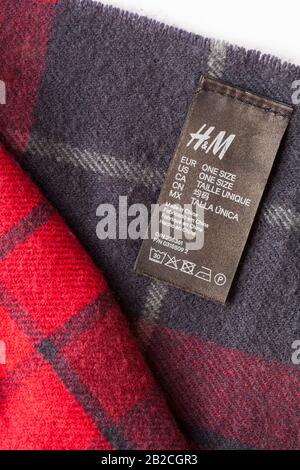 H&M one size Label in tartan Schal in China hergestellt, in verschiedene Sprachen übersetzt - in Großbritannien Großbritannien Großbritannien Stockfoto