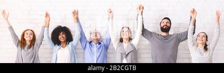 Eine Gruppe von glücklichen Menschen divergieren, die Hände halten, Arme hochheben, Panorama Stockfoto