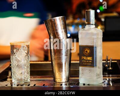 Kiew, Ukraine, 22. Februar 2020. Redaktionelle Illustration. Prime Premium Vodka in der Rooster Grill Bar Stockfoto